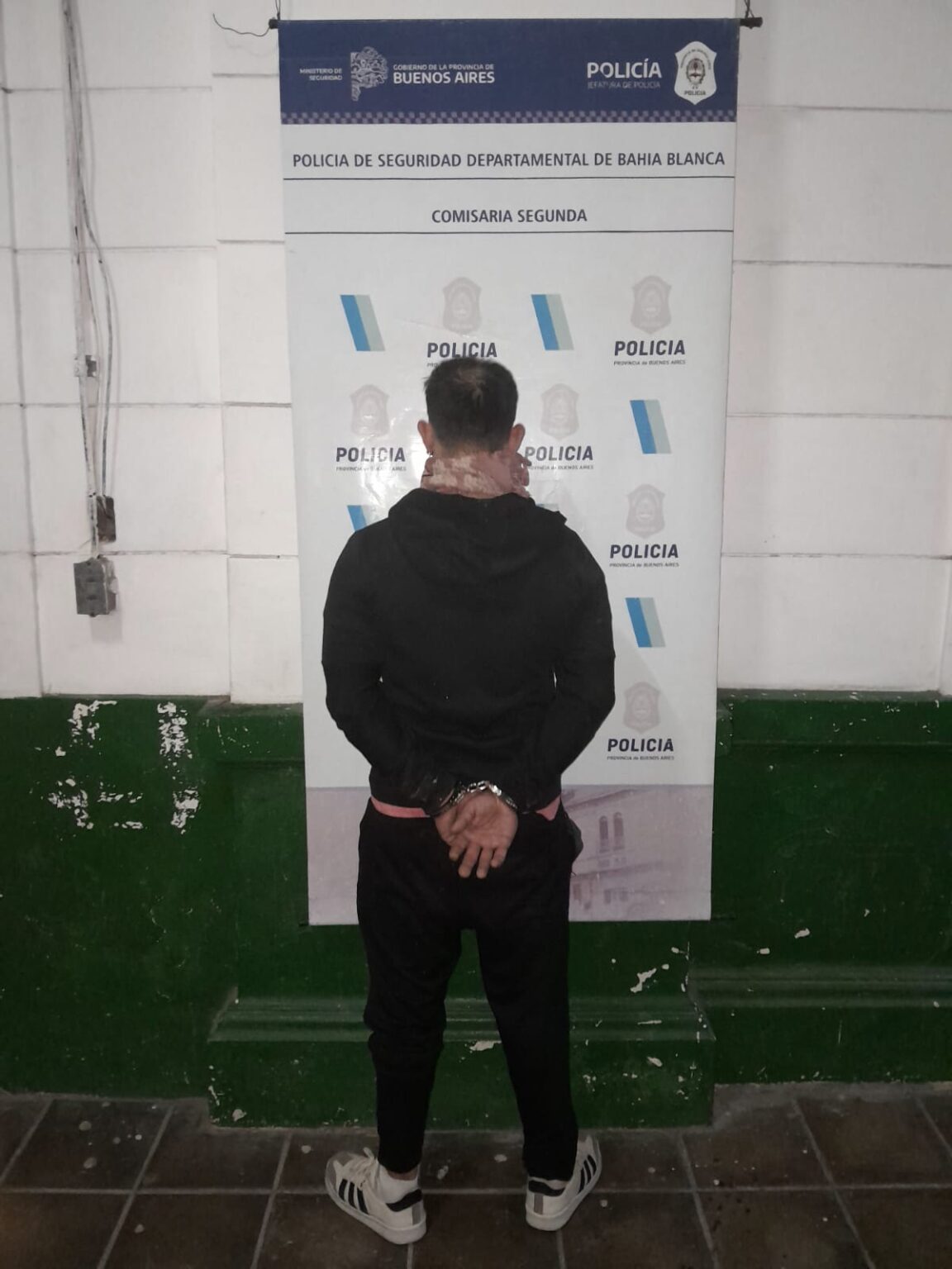 Era buscado por una causa de droga y fue aprehendido por ingresar sin autorización a una casa