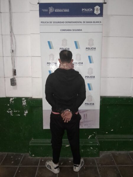 Era buscado por una causa de droga y fue aprehendido por ingresar sin autorización a una casa