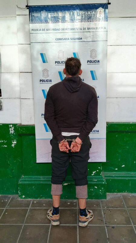 Robó un bolso de un camión, intentó fugarse en auto y fue aprehendido tras una persecución