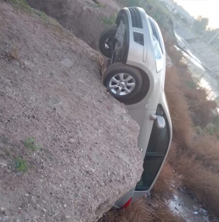 Borracho perdió el control de su auto y terminó colgado en el Canal Maldonado