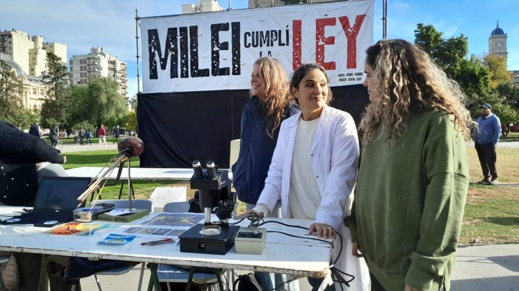 Clase pública en la plaza Rivadavia