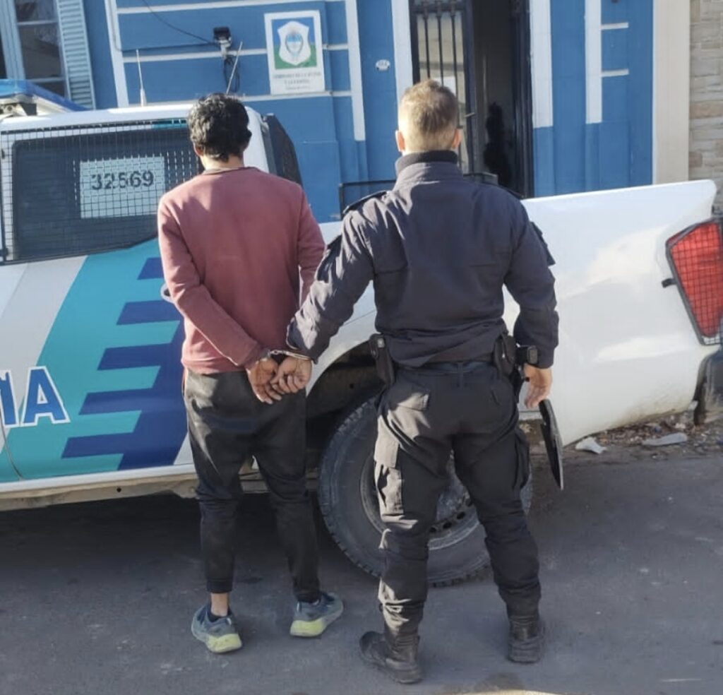 Aprehendido tras atacar a un hombre con un cuchillo y un sacabujías