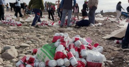 Locura en San Rafael: volcó un camión con cerveza y una multitud robó la carga