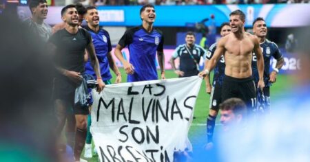 La historia de la bandera de Malvinas que mostraron los jugadores de Argentina