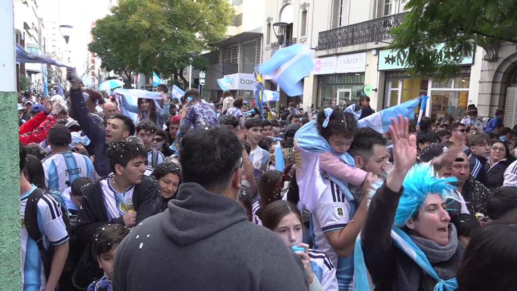 Una multitud copó el Teatro Municipal para celebrar la clasificación de Argentina a cuartos