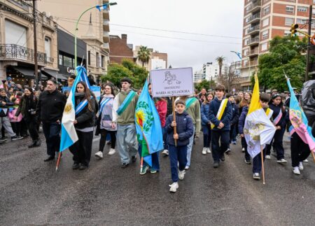 Exitoso y multitudinario desfile por el Día de la Independencia en Bahía: «sigamos construyendo una ciudad que nos abrace a todos» dijo Susbielles