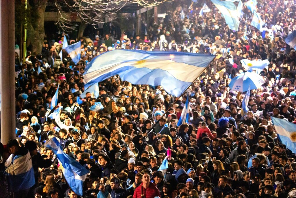 Multitudinario festejos en Bahía por el triunfo de la Selección Argentina: hubo operativo de prevención y limpieza