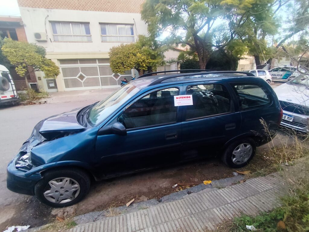 Chocó contra una camioneta estacionada y terminó detenido con cocaína