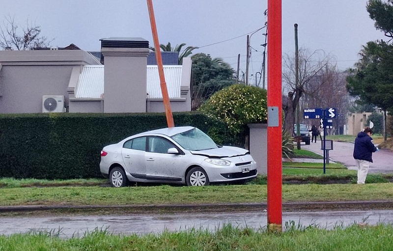 Un automovilista quedó atrapado tras chocar contra una columna de alumbrado en «la curva de Galvez»