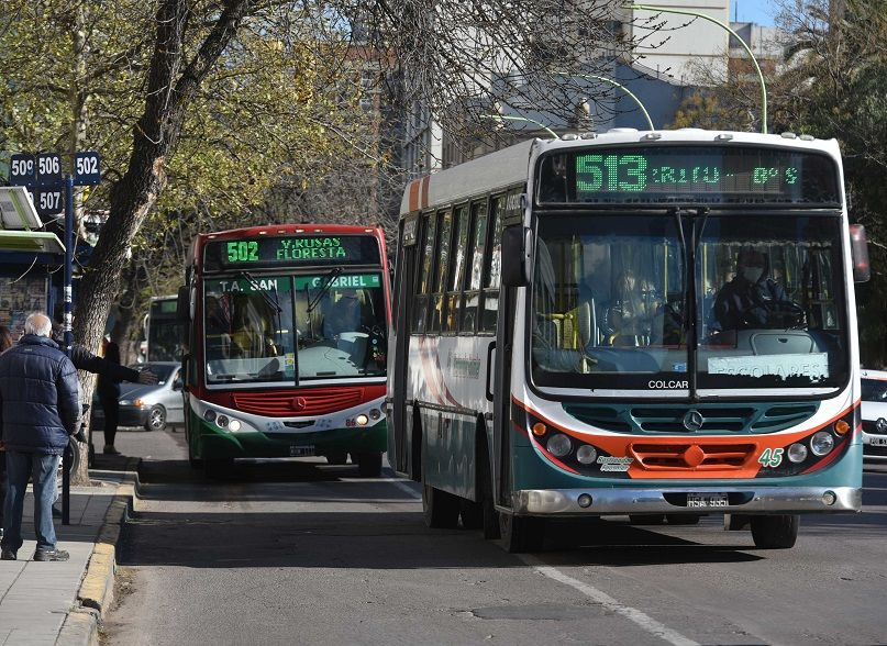 El domingo los colectivos dejarán de circular a las 15