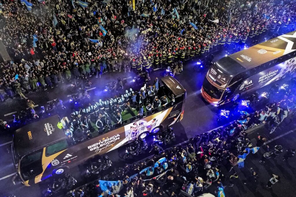 Multitudinario recibimiento a los jugadores de la Selección